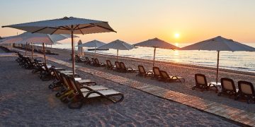 Пляж Пхукета с шезлонгами — туры в Таиланд подешевели на 10–12%, новогодние отели уже бронируют