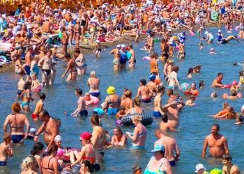Переполненный пляж в Сочи — туристы жалуются на тесноту, рост цен и мутную воду