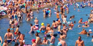 Переполненный пляж в Сочи — туристы жалуются на тесноту, рост цен и мутную воду