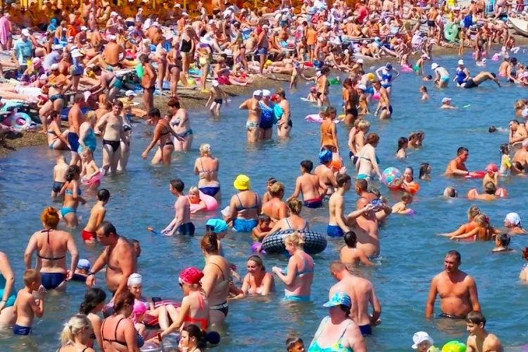 Переполненный пляж в Сочи — туристы жалуются на тесноту, рост цен и мутную воду