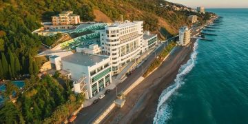 Отель на побережье Крыма — правительство выделило 4,3 млрд рублей на поддержку турбизнеса