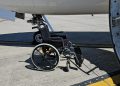 Повреждённая инвалидная коляска у самолёта Air Astana — пассажир обвинил авиакомпанию в халатности