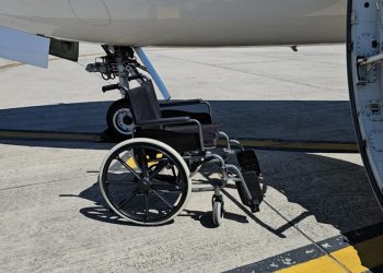 Повреждённая инвалидная коляска у самолёта Air Astana — пассажир обвинил авиакомпанию в халатности