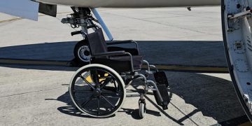 Повреждённая инвалидная коляска у самолёта Air Astana — пассажир обвинил авиакомпанию в халатности