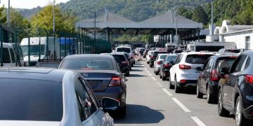Многокилометровая пробка из автомобилей на подъезде к КПП «Адлер» на границе с Абхазией