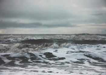 Высокие штормовые волны на Ладожском озере, из-за которых круизный лайнер «Принцесса Анабелла» был вынужден остановиться на якоре.