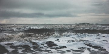 Высокие штормовые волны на Ладожском озере, из-за которых круизный лайнер «Принцесса Анабелла» был вынужден остановиться на якоре.