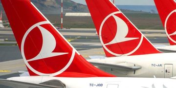 Самолет Turkish Airlines в аэропорту и сорванный вылет российских туристов