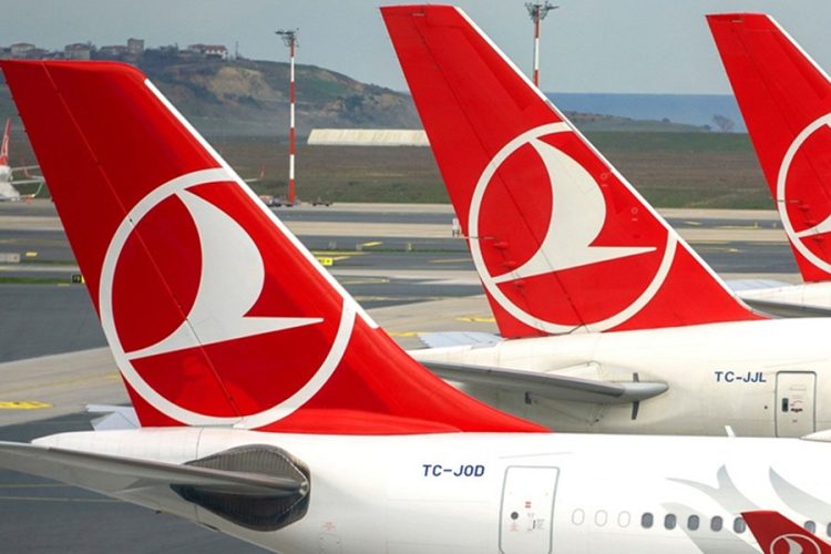 Самолет Turkish Airlines в аэропорту и сорванный вылет российских туристов