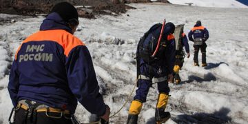 Спасатели на склоне Эльбруса, где в результате срыва погиб 11-летний ребенок