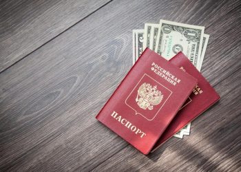 Пачка долларов и паспорт на фоне таможенной декларации — в 2026 году изъято 955 млн рублей незадекларированной валюты