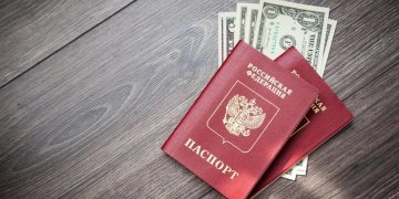 Пачка долларов и паспорт на фоне таможенной декларации — в 2026 году изъято 955 млн рублей незадекларированной валюты