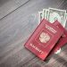Пачка долларов и паспорт на фоне таможенной декларации — в 2026 году изъято 955 млн рублей незадекларированной валюты