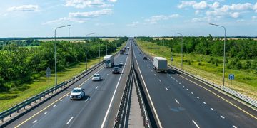 Автомобили на заправке АЗС и актуальная цена бензина на трассе М-4