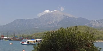 Турецкий курорт Кемер. Здесь во время экскурсии в горы российский турист спас тонувшую девочку.