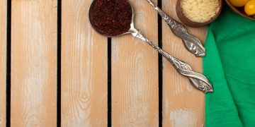 Красивая металлическая чайная ложка с выгравированной надписью на ручке