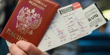 Паспорт и авиабилеты на стопке невозвратных чеков. ЛДПР предложила гарантировать туристам полный возврат денег при отмене поездки