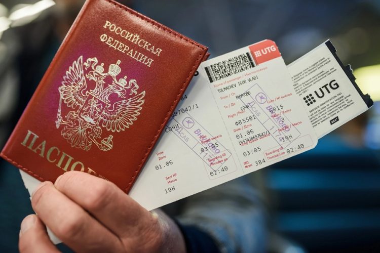 Паспорт и авиабилеты на стопке невозвратных чеков. ЛДПР предложила гарантировать туристам полный возврат денег при отмене поездки