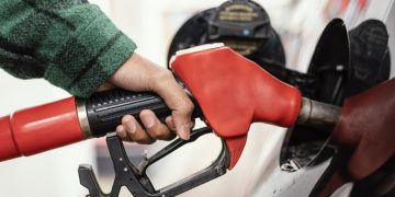 Заправочный пистолет, вставленный в бак автомобиля. Ситуация с бензином на южных трассах стабилизировалась.