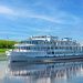 Белый теплоход на реке — речные круизы 2026 года удерживают спрос во всех ценовых категориях