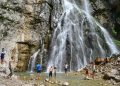 Горный водопад в Абхазии — туристку выгнали за фото в купальнике, назвав место священным