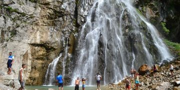 Горный водопад в Абхазии — туристку выгнали за фото в купальнике, назвав место священным