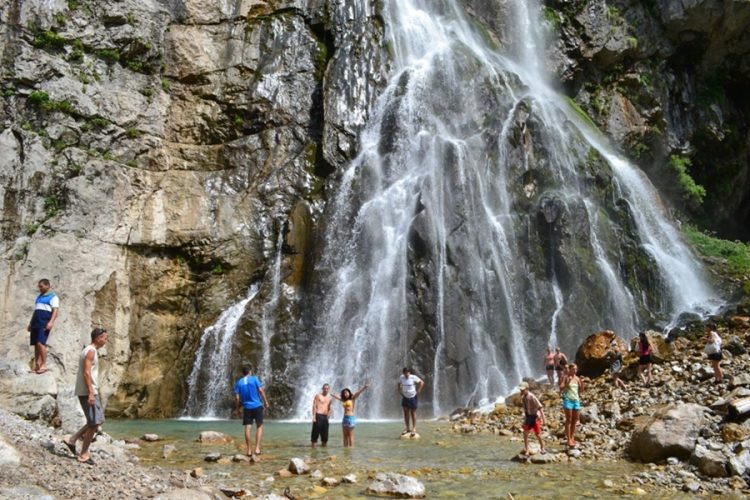 Горный водопад в Абхазии — туристку выгнали за фото в купальнике, назвав место священным