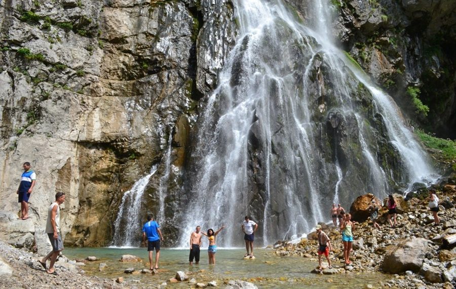 Горный водопад в Абхазии — туристку выгнали за фото в купальнике, назвав место священным