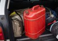 Загруженный канистрами багажник автомобиля — туристы везут топливо в Крым