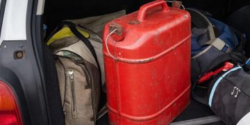 Загруженный канистрами багажник автомобиля — туристы везут топливо в Крым