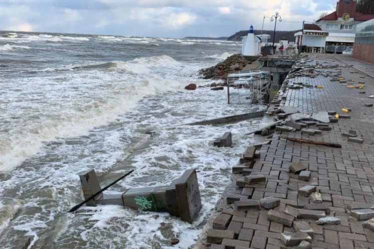 Затопленный променад в Светлогорске — Балтийский шторм разрушил пляжи и набережные