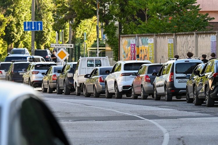 Огромная очередь на заправку в Крыму — цены на бензин взлетели до 380 рублей за литр