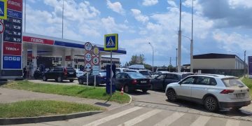 Очередь на заправку в Краснодарском крае — власти привлекли казаков и волонтеров для наведения порядка на АЗС