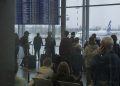Пассажиры в аэропорту у табло с задержками — депутат Миронов предложил в 30 раз увеличить компенсации
