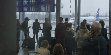 Пассажиры в аэропорту у табло с задержками — депутат Миронов предложил в 30 раз увеличить компенсации