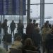 Пассажиры в аэропорту у табло с задержками — депутат Миронов предложил в 30 раз увеличить компенсации