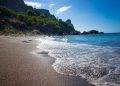 Пляж в Крыму — отельеры возвращают туристов скидками до 50% после волны аннуляций