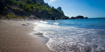 Пляж в Крыму — отельеры возвращают туристов скидками до 50% после волны аннуляций