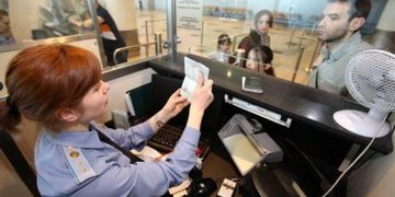 Разворот загранпаспорта с неверно указанным полом ребенка — такая опечатка стоила семье сорванного отпуска