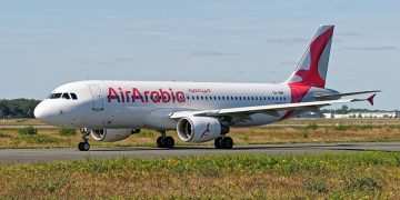 Самолёт Air Arabia в аэропорту — рейсы в Шарджу приостановлены на всё лето