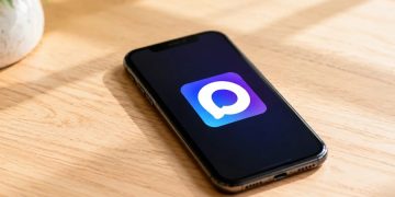 Смартфон с открытым мессенджером Max и ключ от номера — отели обязали заселять постояльцев через приложение