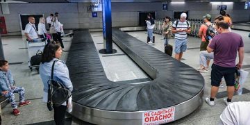 Туристы у пустой багажной ленты во Внуково — рейс Nesma Airlines прилетел без 110 чемоданов
