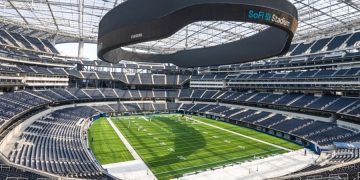 Футуристичный стадион SoFi Stadium в Лос-Анджелесе на матче ЧМ-2026 — трибуны заполнены под завязку