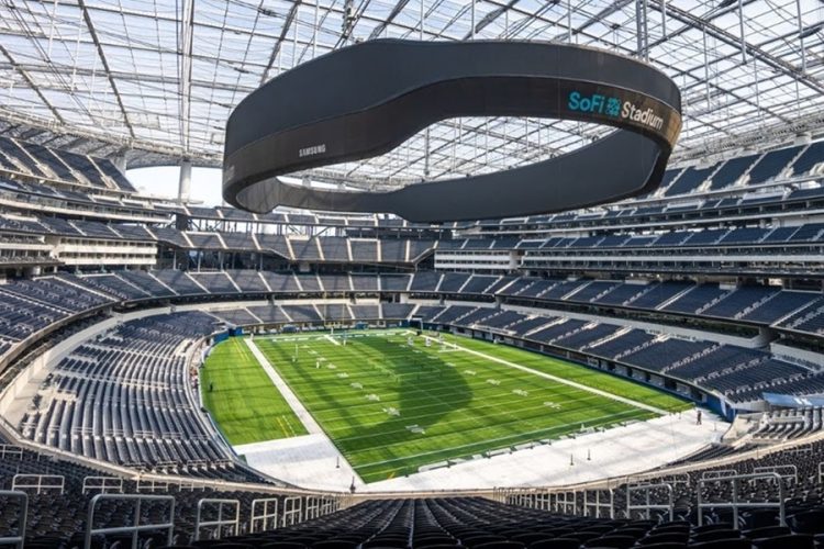 Футуристичный стадион SoFi Stadium в Лос-Анджелесе на матче ЧМ-2026 — трибуны заполнены под завязку