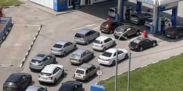 Многокилометровая очередь на АЗС в Геленджике — водители простаивают по 6 часов