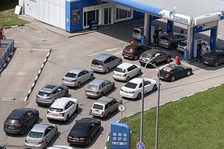 Многокилометровая очередь на АЗС в Геленджике — водители простаивают по 6 часов