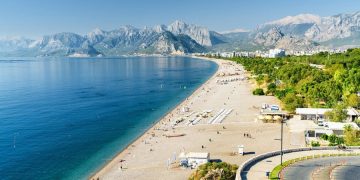 Пляж Коньяалты в Анталье — туристы заметили крупный плавник у самого берега и выбежали из воды