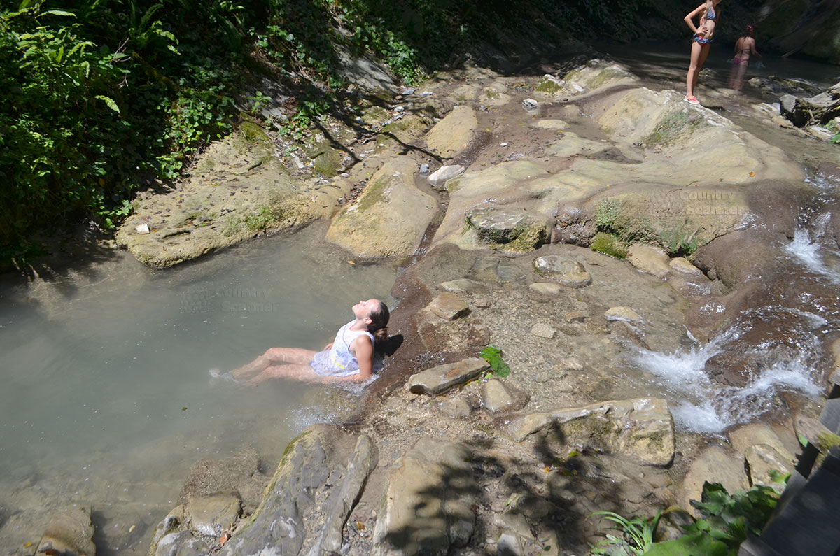 Водопад купаться. Купание в водопаде. Купаться в Горном водопаде. Купаться в водопаде. Купание в сочинских водопадах.