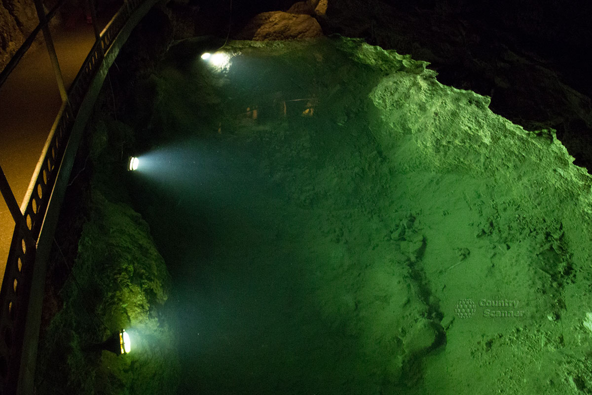 Подземное озеро в пещере Эмине-Баир-Хосар. 
