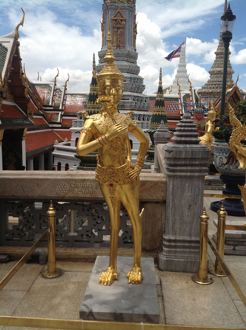 Позолоченная статуя на фоне Храма Ват Пхо